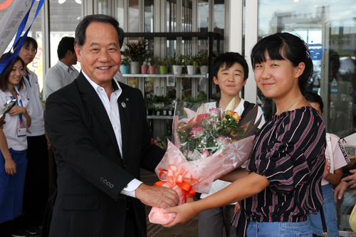 大西市長から花束を贈呈