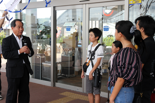 「夏休みの最後に幸運な皆さんをお迎えできてうれしい」と大西市長