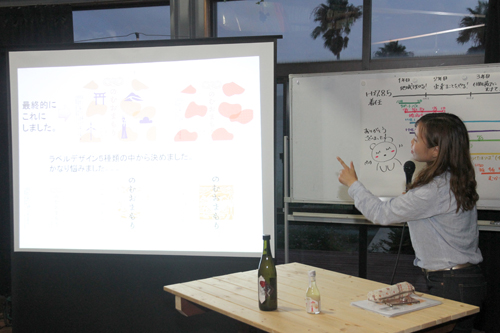 向津具の甘酒の紹介をする大迫隊員