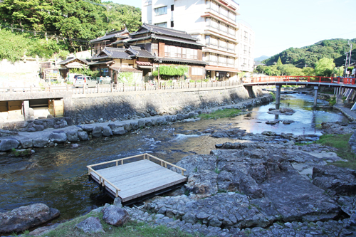 河川の魅力を楽しむ川床も設置