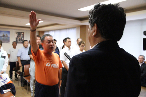長門市ソフトテニス協会代表の角野浩基さんが力強く決意表明