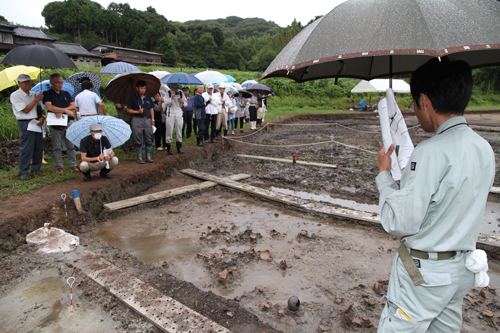 かつて水辺だったと考えられる遺跡の湿地帯からは、祭器が多数見つかった。水辺で見つかるのは珍しい