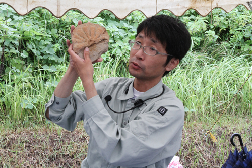 説明にあたった山口県埋蔵文化財センター調査第1課の宮下孝優主任