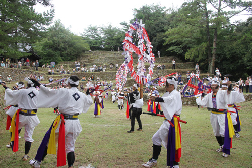 湯本南条踊保存会による勇壮な舞