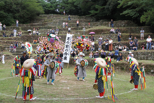 色とりどりの花笠が桟敷を舞う楽踊り