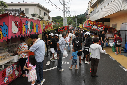 出店なども軒を連ね、多くの来場者でにぎわった