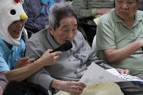 代表して「ありがとう」とお礼を述べた香川キヨミさん