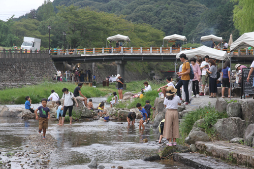 音信川沿いの空間を活用し、憩いの場を創出