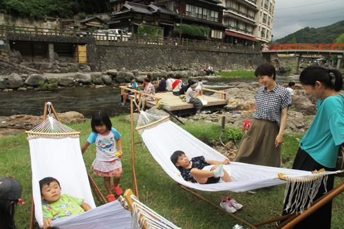 川沿いのハンモックは子どもたちに大人気