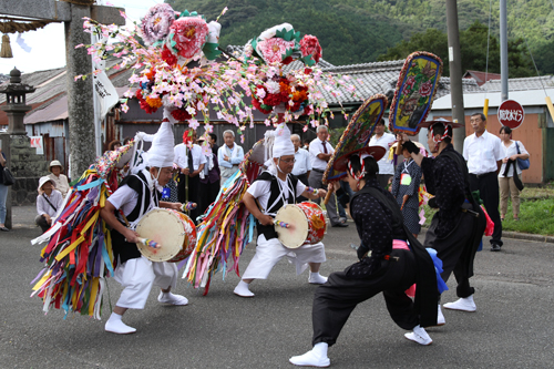 沢江地区の腰輪踊り。一度途絶えたが今年復活した