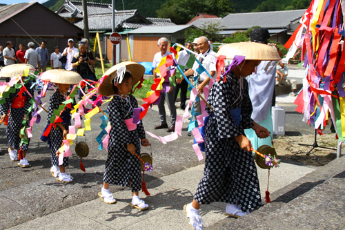 祭りは伝統の衣装の身を包んで行われる