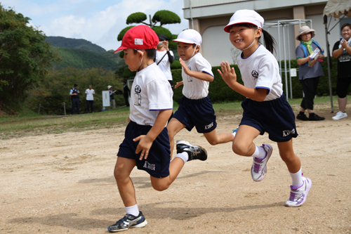 小学生による徒競争は、僅差でのゴールが多く、白熱した戦いとなった