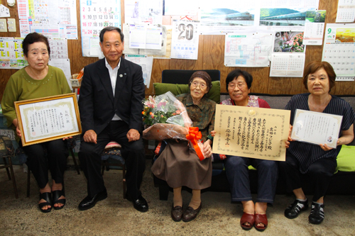 100歳を迎え、子や友人からお祝いされる高田さん(中央)