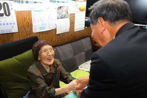 大西市長とがっちりと握手を交わす