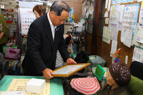 大西市長よりお祝い状が贈られる