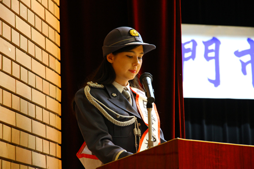 一日警察署長で進行を務めたTYSテレビ山口のクロル・舞アナウンサー