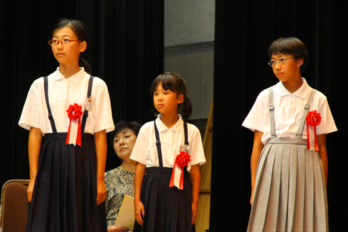 平成30年度交通安全スローガンで最優秀を受賞した(左から)中ノ目さん、伊藤さん、村田さん