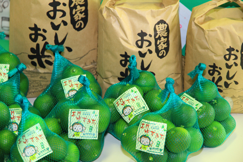 「長門ゆずきち」や地元の野菜なども多数販売された