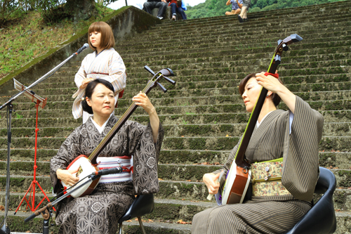 大好評をだった「和装三味線KARASHI」。和装三味線の音色と民謡の伸びやかなな歌声が会場を包み込んだ