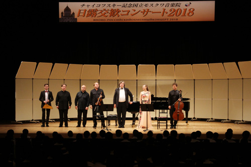 長門市で演奏を披露した7人の音楽家ら