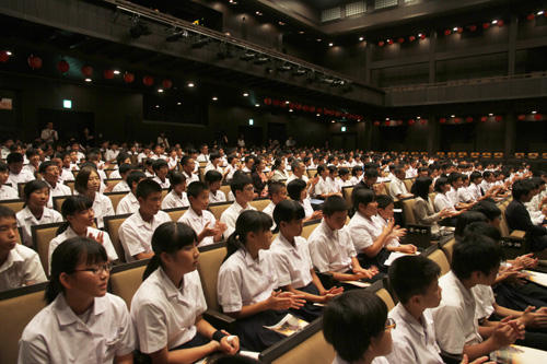 市内の全中学校の生徒が招待され、演奏に拍手を送る