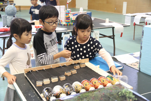 体育館では小・中学校科学作品展覧会も実施され、自由研究などが展示された