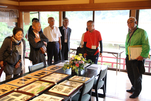 江戸時代に長州藩毛利氏直営の湯治場であったことや昭和期の湯治のエピソードが紹介される