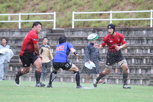 水しぶきが舞うなか、プレーが行われる