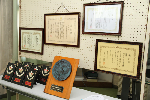 賞状や盾も展示されている