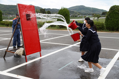水バケツで、的に一定量水が入ると、消火表示される