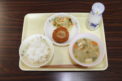 ごはん、牛乳、長ソチコロッケ（長門市旗・ソチ市旗イラスト入り）、千草和え、みそ汁