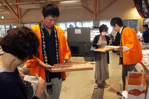 センザキッチンの来場者に食べ比べてもらう
