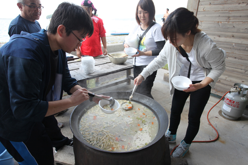 楊貴妃鍋と炊き込みご飯がふるまわれた