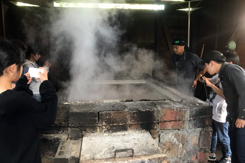 百姓庵で海水から塩をつくる工程を見学