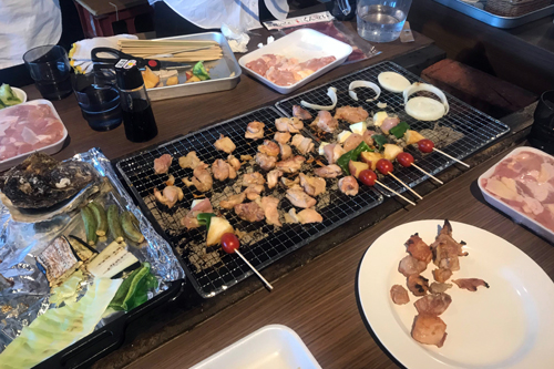 道の駅センザキッチンでは地元産の食材を使ったやきとり串に挑戦