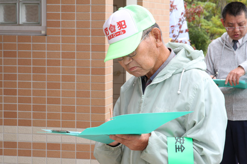 安全点検活動報告書に気づきを記入する
