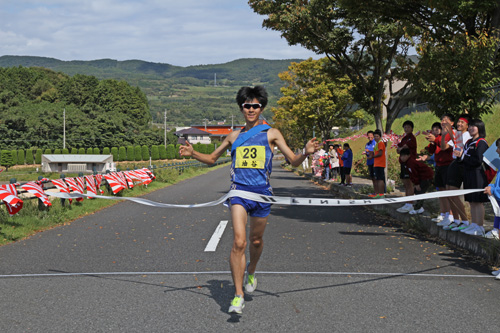 接戦を制しトップでゴールするチーム「油谷」の岡野耕大選手