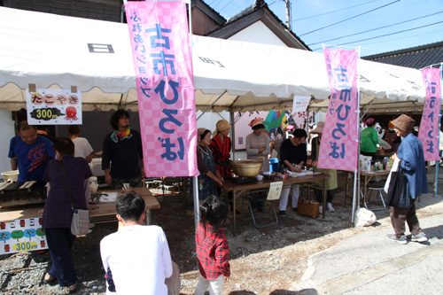 古市ひろばでは、ハム、ベーコンなどの加工品や焼きそば、たこ焼きなどが販売された