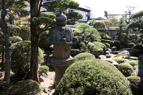 呉服商を営んだ旧中野本店の日本庭園