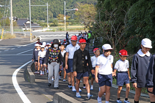 慌てず列になり、高地にある三隅総合運動公園に避難