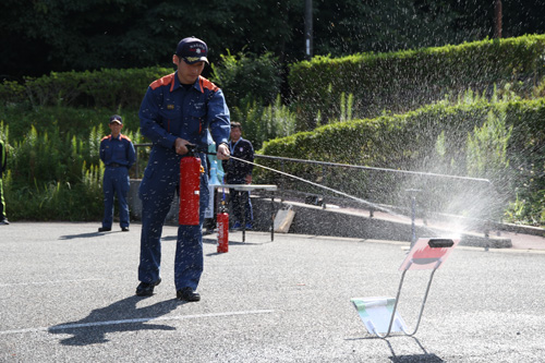 消防本部が消火器の使用方法、火を消す際の注意点を説明する