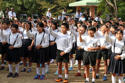 深川小学校4年生が歌詞を手話で表現