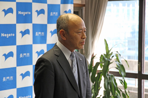 「中国ブロックの代表としてぜひ頑張ってください」と激励する大谷副市長