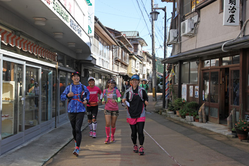 俵山温泉街をスタートし、思い思いのコースをめぐる