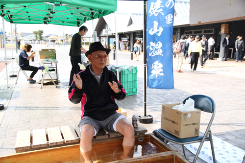 俵山温泉の足湯に浸かり、太鼓の音色に手拍子