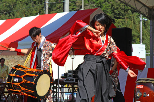 太鼓やフラダンス、手旗表現など数々のステージイベントが会場を賑やかした