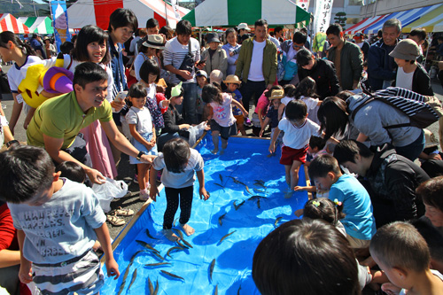 アユのつかみどりには、多くの子どもたちが参加した