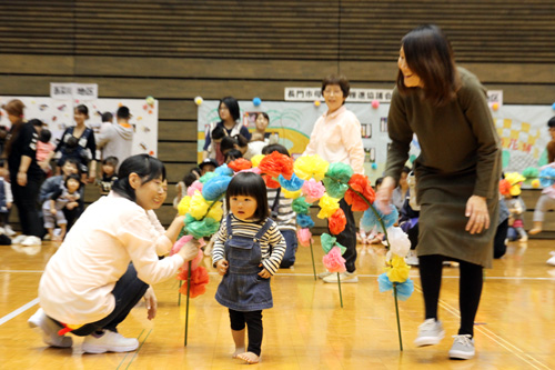 花輪をくぐる「花のトンネルくぐり」