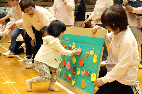 秋の果物などをとって季節を感じる「ちいさな秋みつけた」