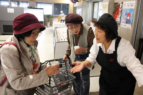 道の駅センザキッチンで試食が行われた